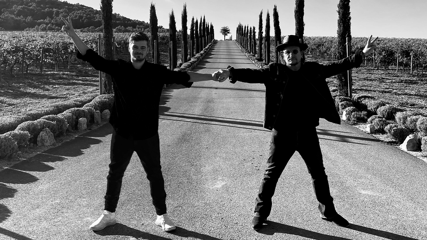 Martin Garrix y U2 presentan “Fireflies”
