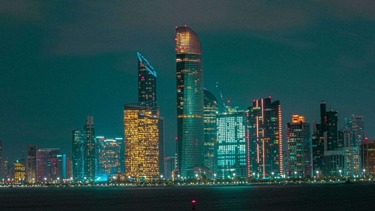 La mayor batería de la historia va a hacer que el sol de Abu Dabi genere electricidad de noche: 19 GWh de almacenamiento para convertir energía solar intermitente en baseload 24/7