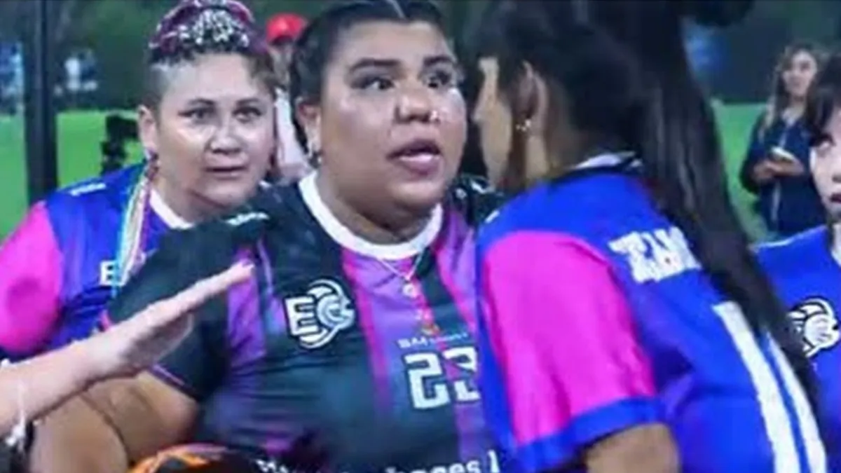 Empujones, gritos y escándalo: Camilota casi termina a las piñas en un partido de fútbol