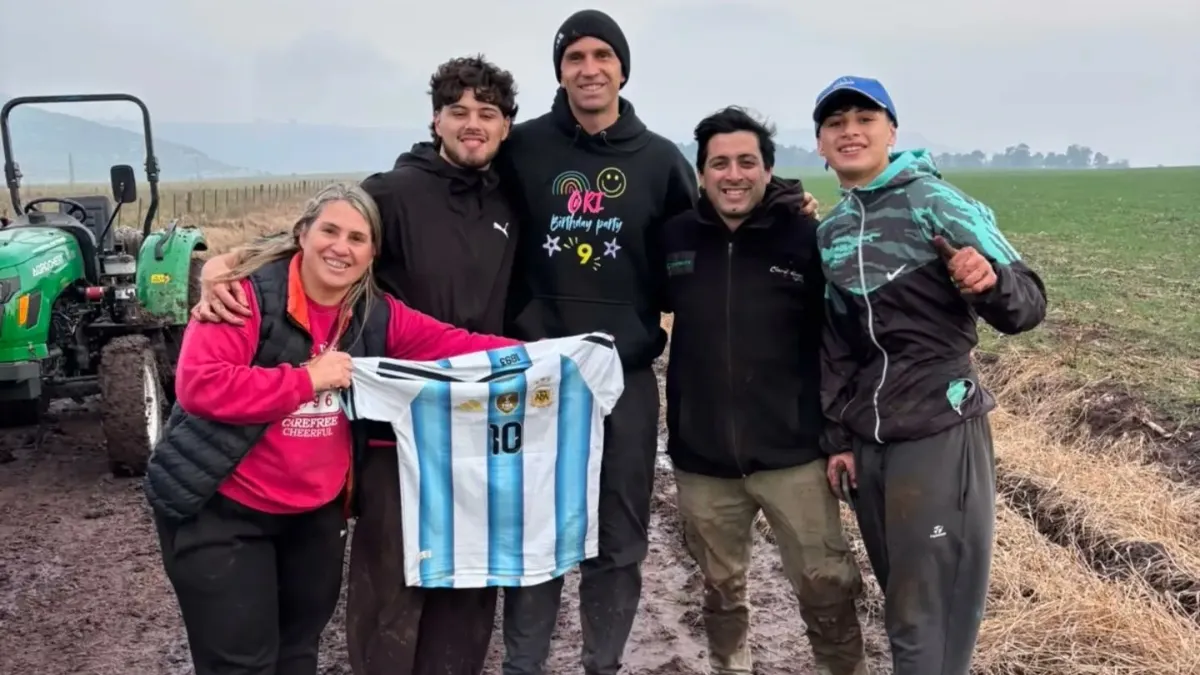 El regalo de sus vidas: ayudaron a una camioneta en la ruta y se encontraron con el Dibu Martínez
