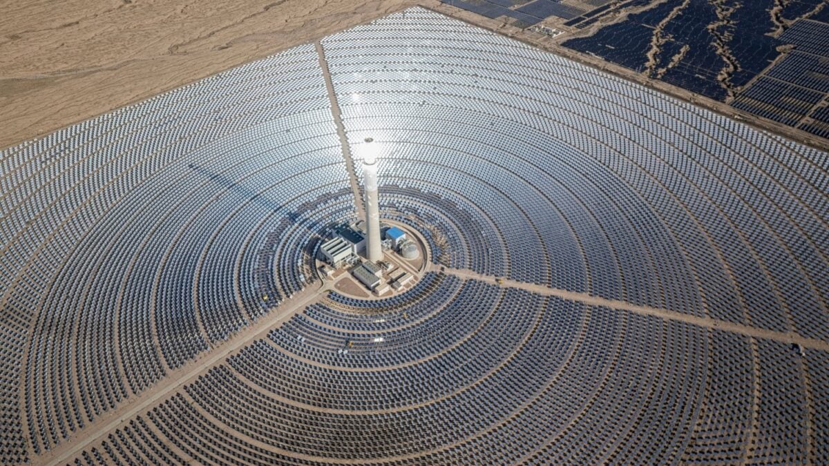 En los Pirineos hay un espejo de 1.830 m² que concentra 10.000 soles en un punto de 40 cm y alcanza 3.500°C: así funciona el horno solar más potente del mundo