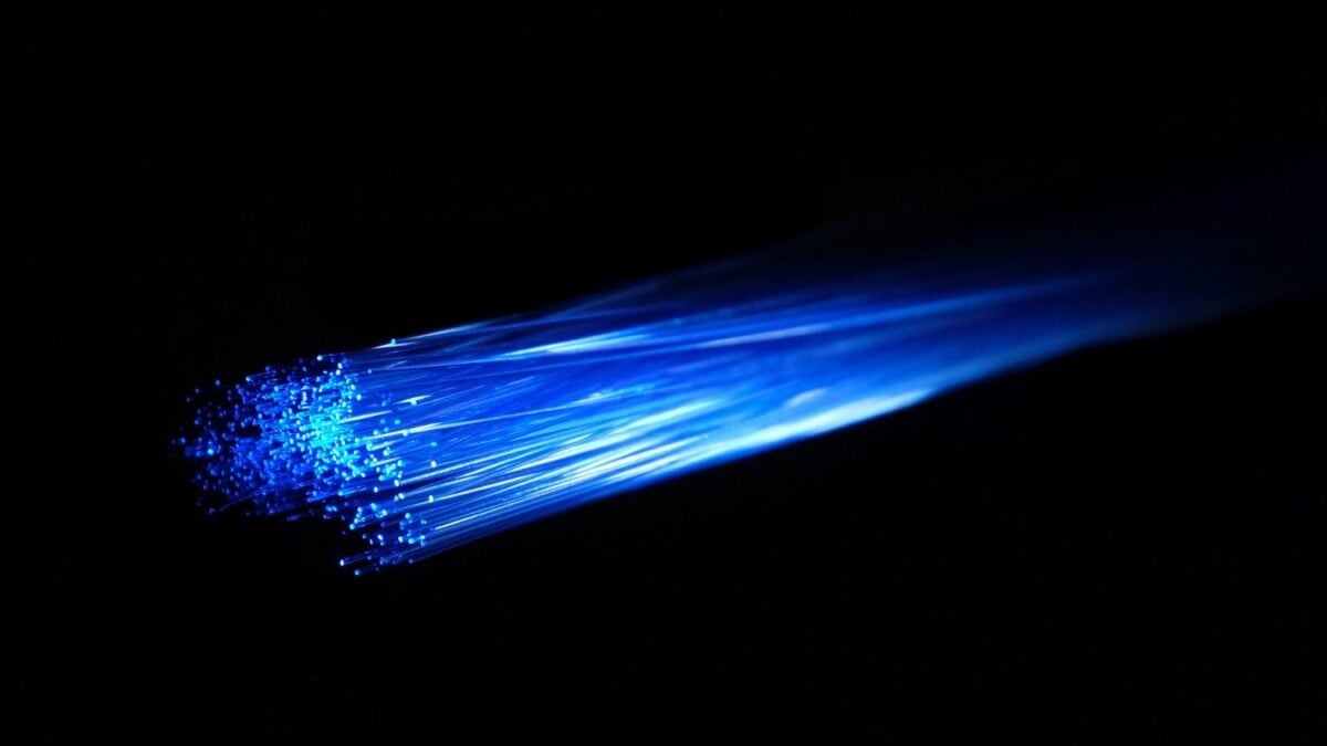 Una empresa china logró meter la luz del sol dentro de un sótano sin ventanas: la transporta 100 metros por fibra óptica sin convertirla en electricidad