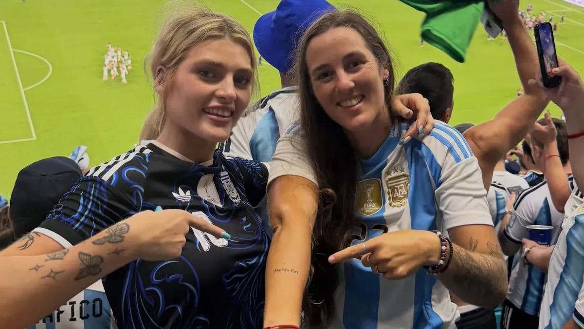 Había prometido que se iba a tatuar a Martita Fort si le conseguían una entrada para ver a la Selección y cumplió