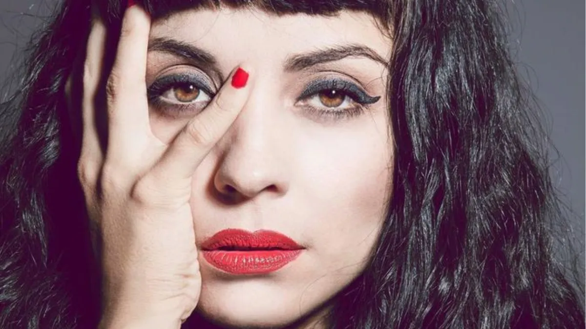 Es argentina, se encontró a Mon Laferte en París pero no la reconoció y su intercambio se volvió viral