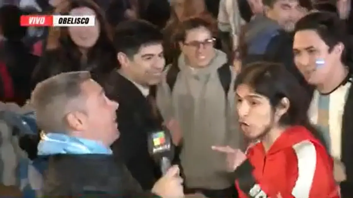 Tensión al aire: un movilero fue agredido por un hincha en medio de los festejos de Argentina