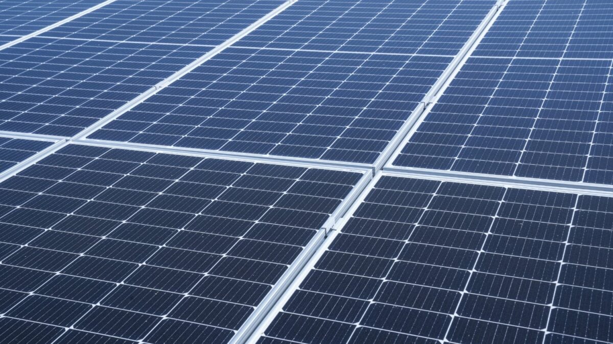 España instaló 41.500 megavatios de paneles solares en 15 años: ahora tiene que resolver qué hacer con ellos cuando se jubilen