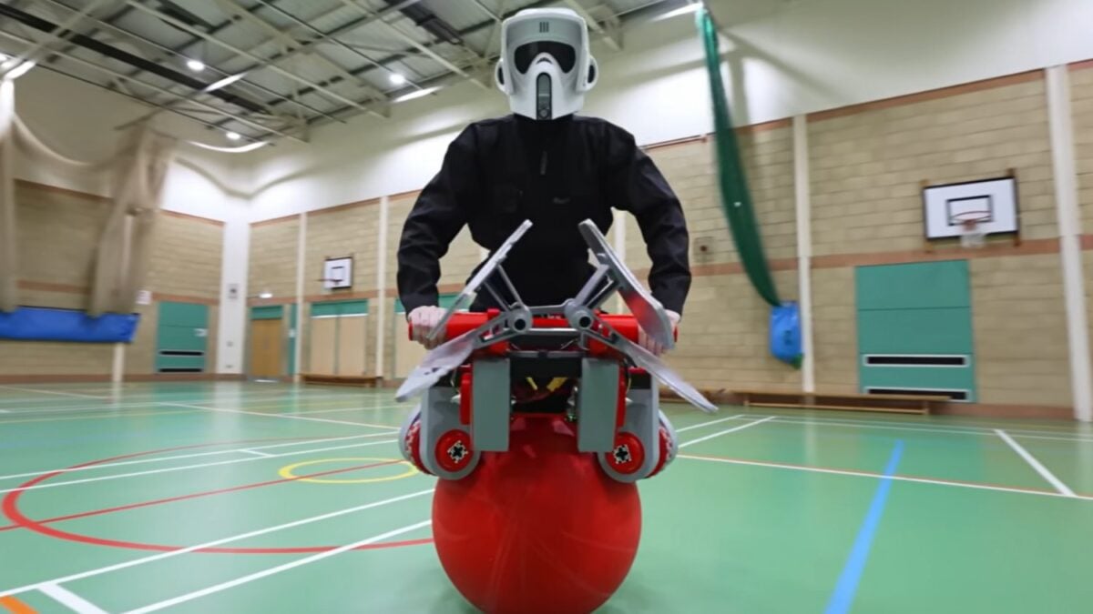 Un ingeniero eliminó las dos ruedas de una moto y consiguió circular sobre una sola pelota gigante. Se equilibra sola y avanza en cualquier dirección, pero girarla se convirtió en un infierno