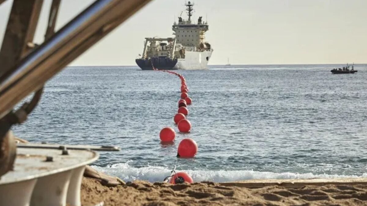 Australia creó una zona especial para proteger sus cables submarinos. Dos fallaron casi a la vez mientras un barco cruzaba repetidamente por encima y ahora tendrán que sacarlos del mar para saber qué pasó