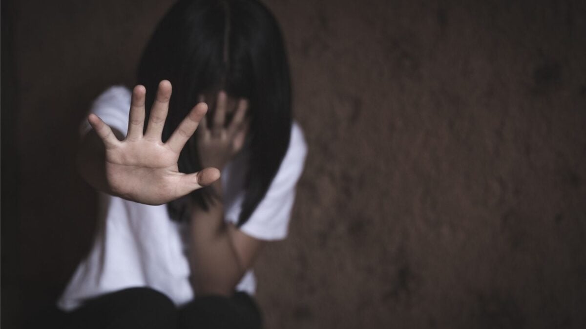 Grok no solo genera imágenes de abuso sexual infantil, sino que las utiliza para aprender y generar más contenido