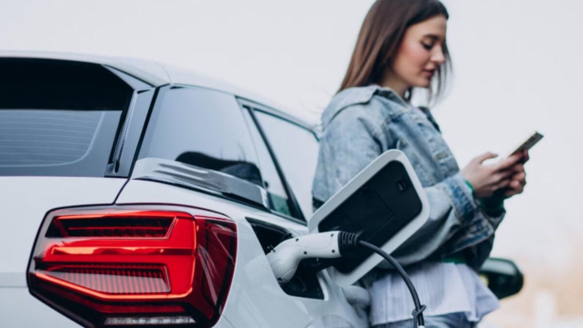 Una investigadora advierte del gran error que está encareciendo los coches eléctricos