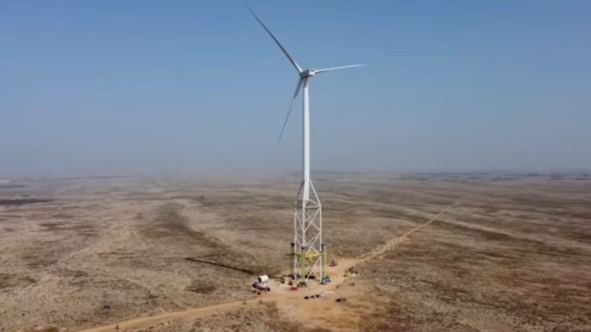 Australia está llevando aerogeneradores de casi 280 metros al desierto: cada pala mide más que dos Boeing 737