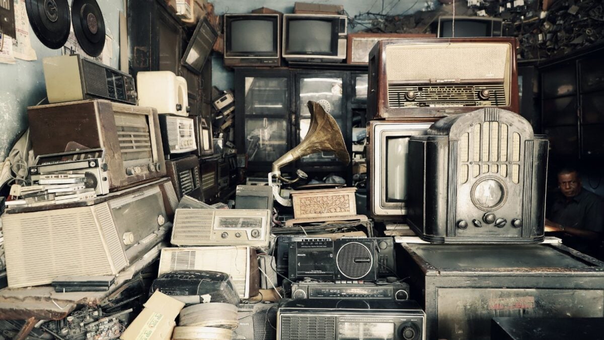 Mientras el mundo corre detrás de la IA, miles de personas están pagando fortunas por computadoras de hace 50 años