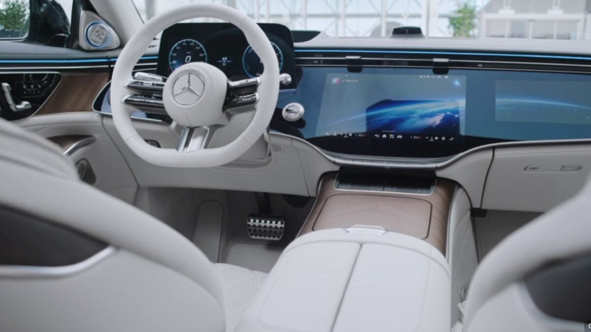 Mercedes admite que los coches se quedaron sin demasiados botones: ahora quiere recuperarlos