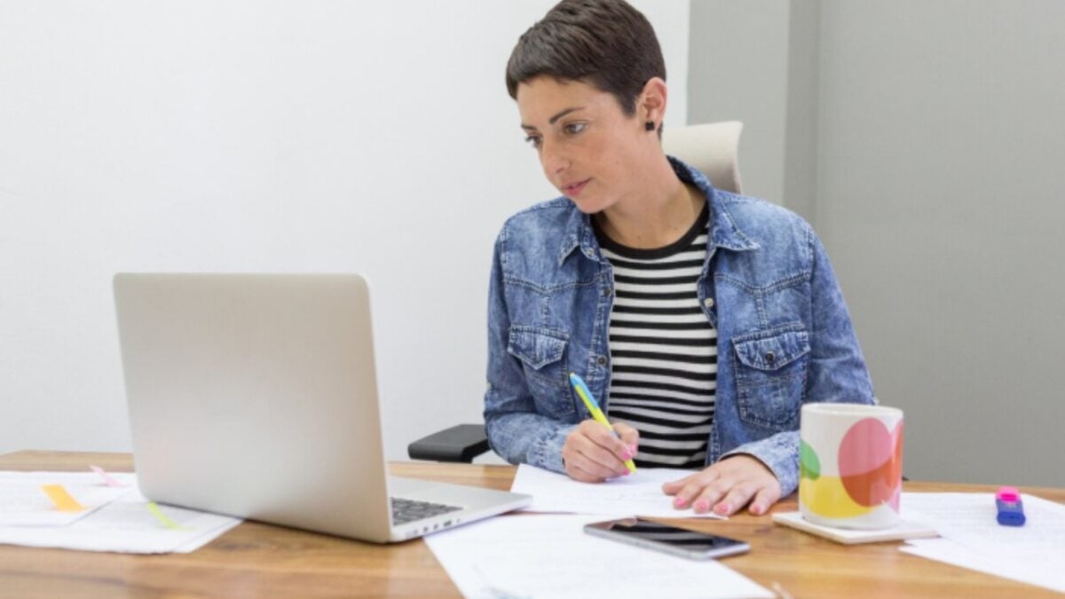 Usar IA para hacer los deberes mejora las notas, pero puede reducir hasta un 20% lo que realmente aprenden los estudiantes