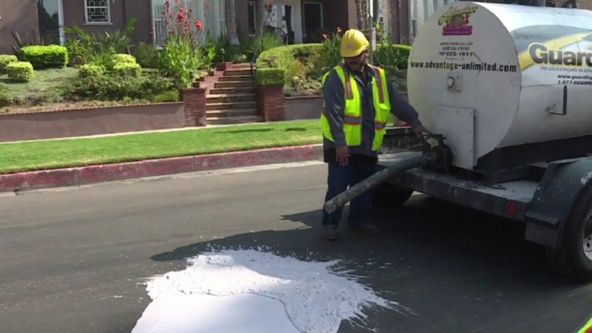El asfalto blanco enfría las calles de Los Ángeles, pero puede hacer que los peatones sientan más calor