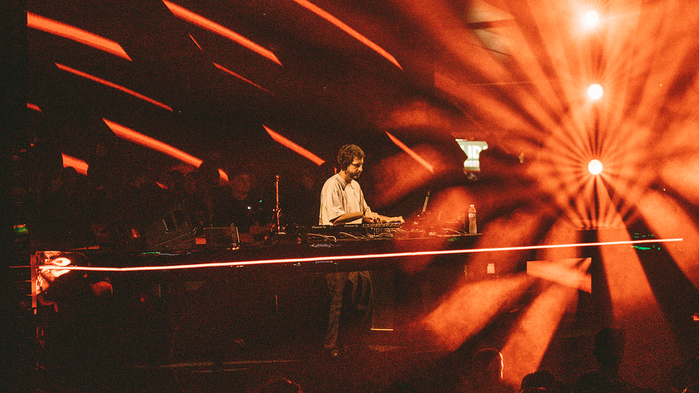 Nacho Bolognani revive su opening set para Chris Stussy en Mandarine Tent 