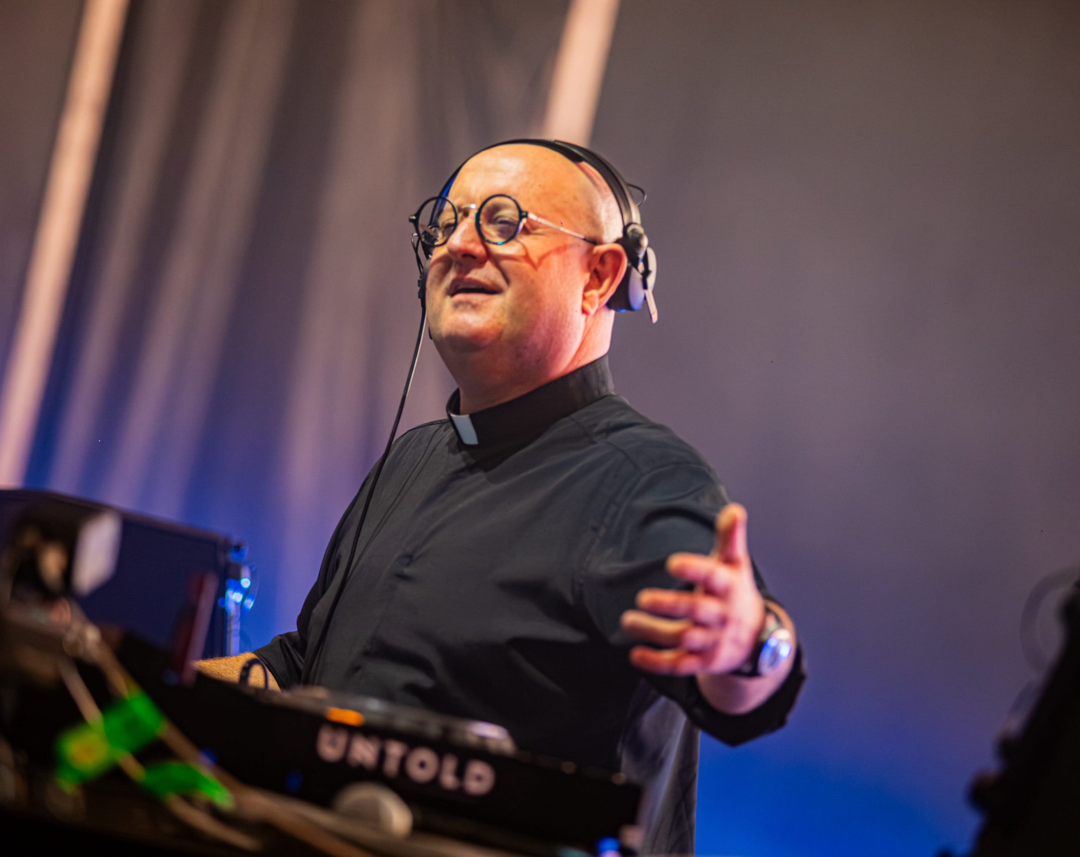 PADRE GUILHERME CERRÓ EL MAIN STAGEDEL FESTIVAL UNTOLD EN RUMANÍA