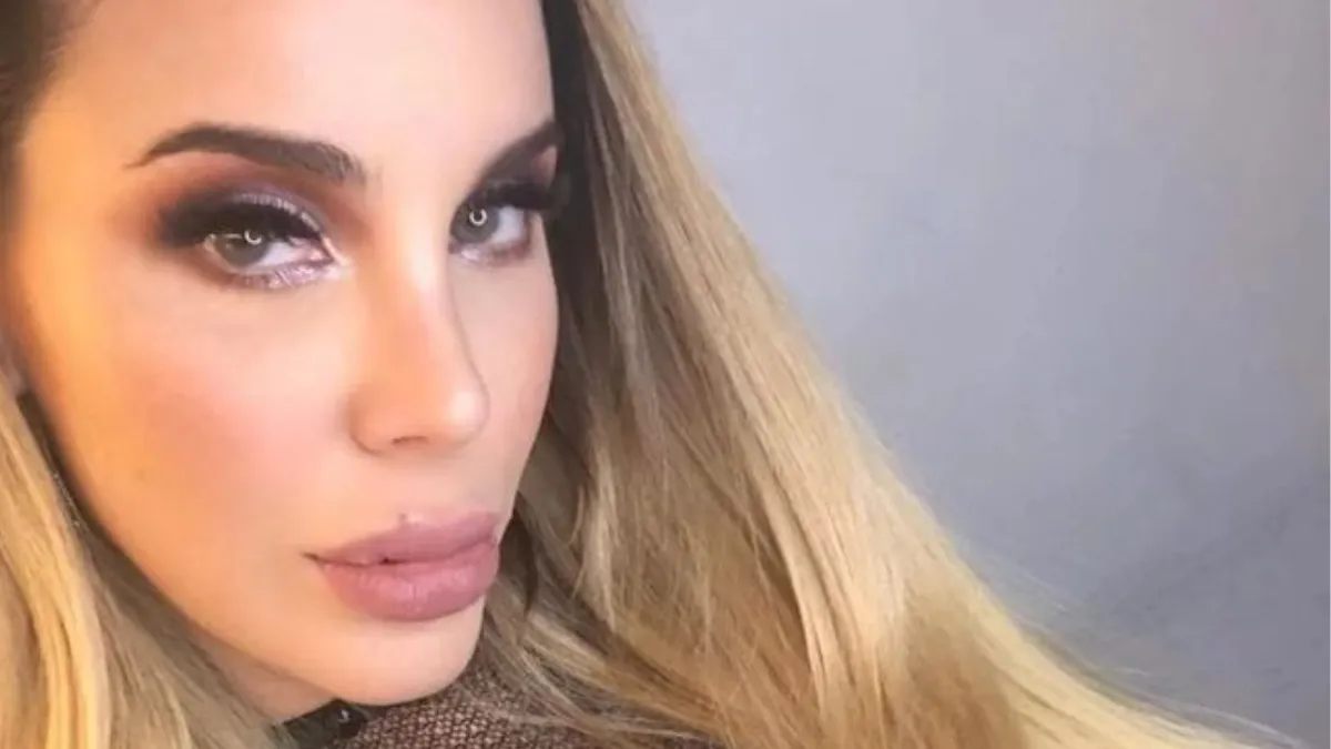 Cuánto cuesta la cartera Hermès que Charlotte Caniggia usa para combinar con su traje pantalón beige