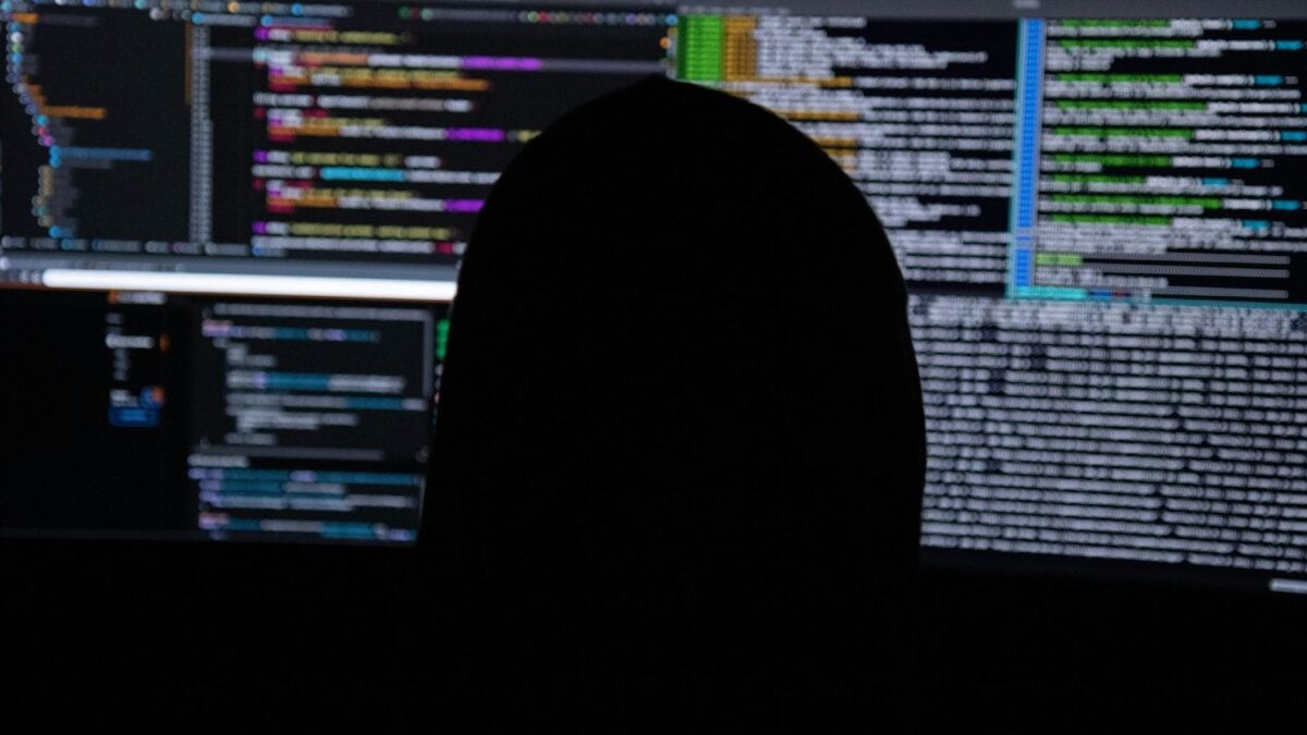 Un archivo de 160 MB filtrado por error destapó el primer ciberataque completamente autónomo contra un gobierno: ocho agentes de IA operando como un equipo humano coordinado