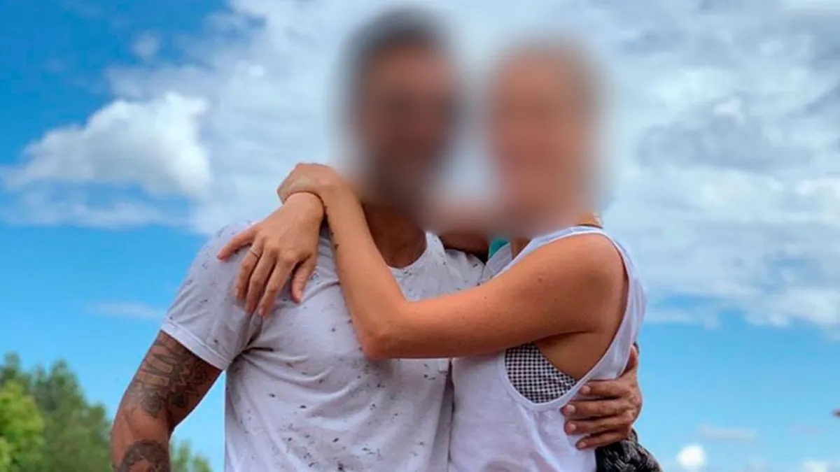 Es una pareja muy famosa, él abrazó a una de las mujeres más bellas de la TV y ella le hizo un fuerte reclamo