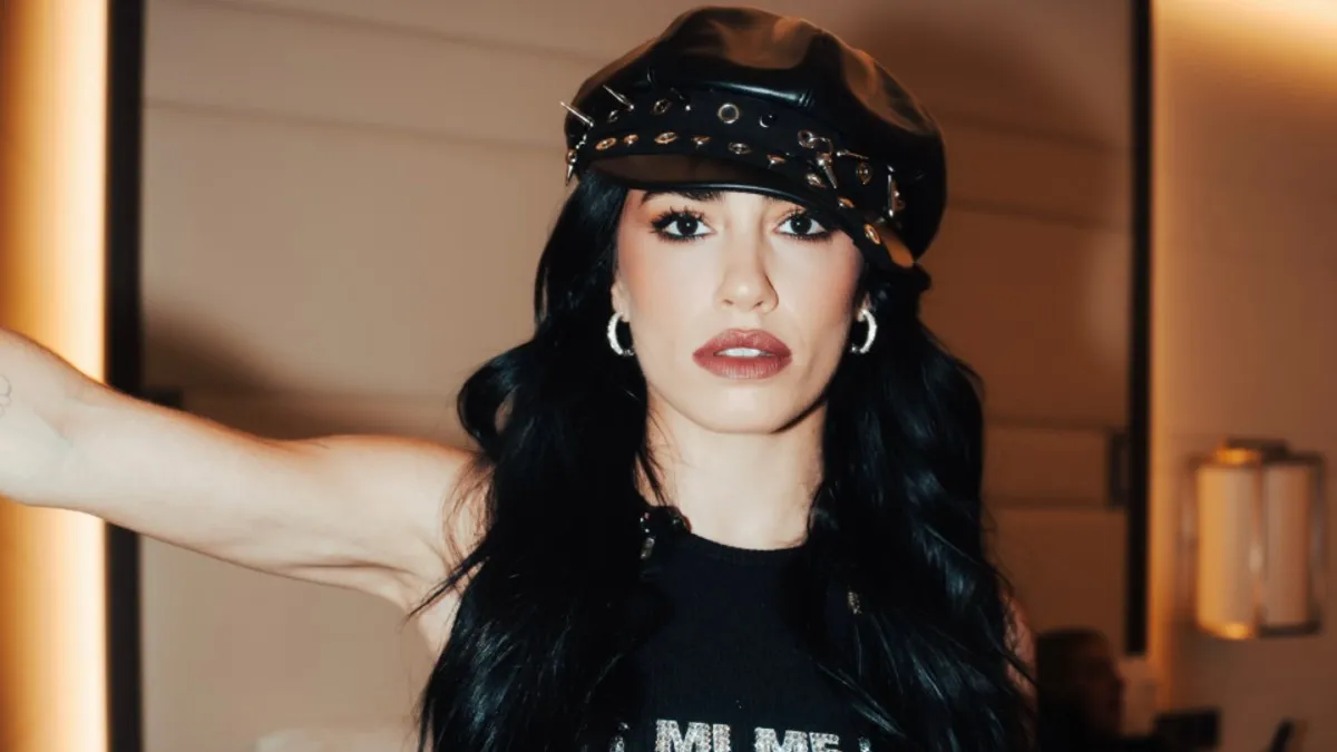 Lali Espósito sorprendió con un look cargado de rojo para ir al teatro y sorprendió a todos