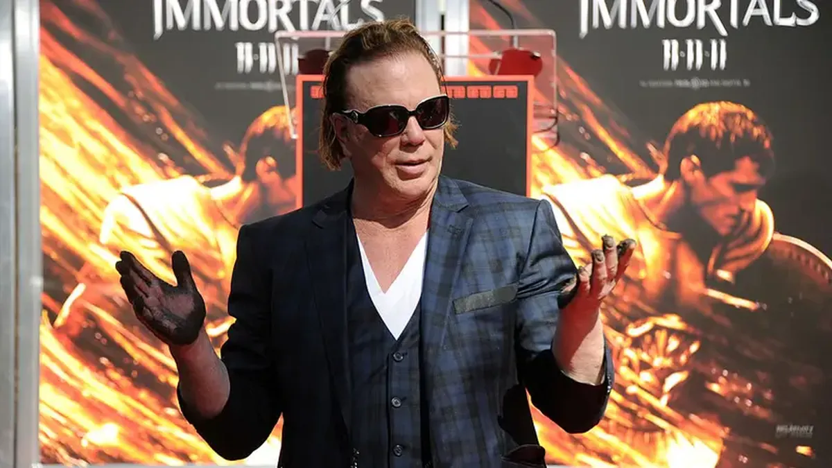 Reaparición: así fue la impactante transformación de Mickey Rourke a sus 73 años