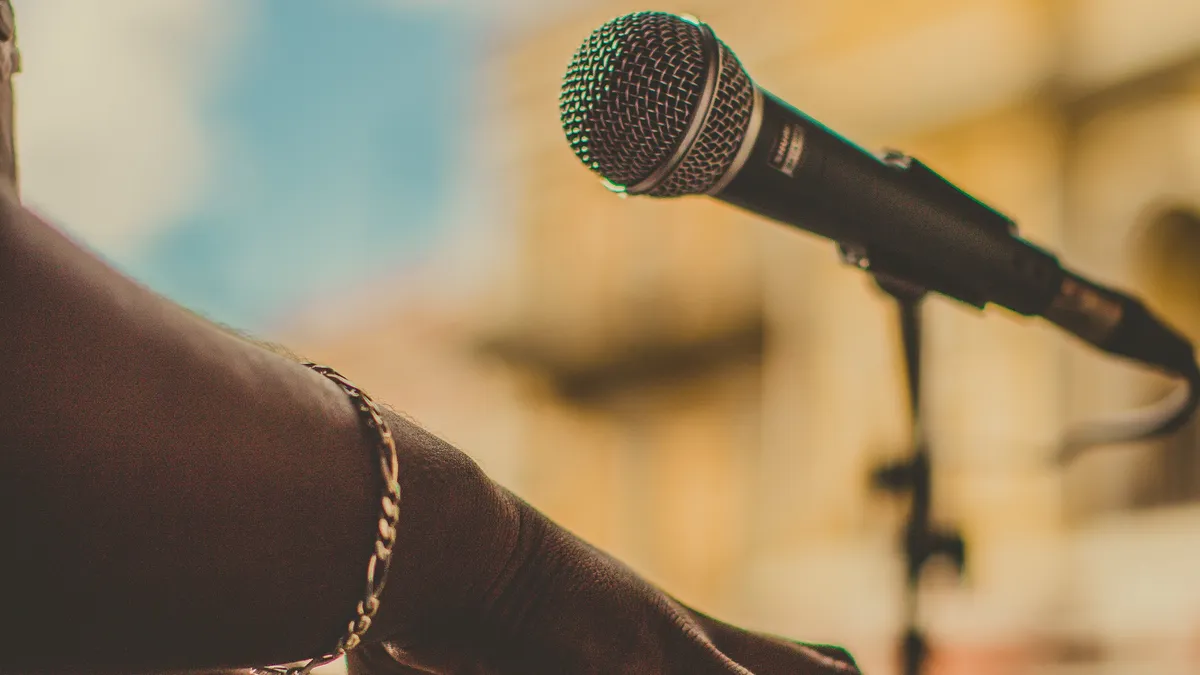 «Neumonía grave»: preocupación por la salud de un famoso cantante internacional