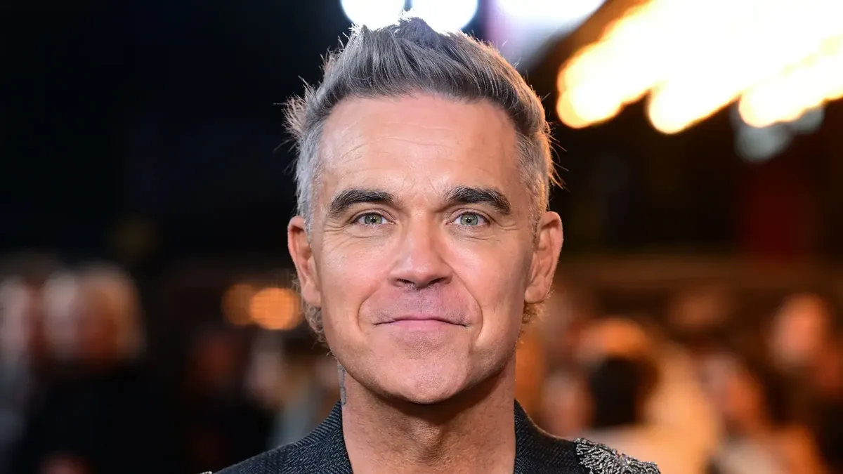 Robbie Williams reveló el insólito truco que usa para mantener su look: «Es todo polvo y andamios»