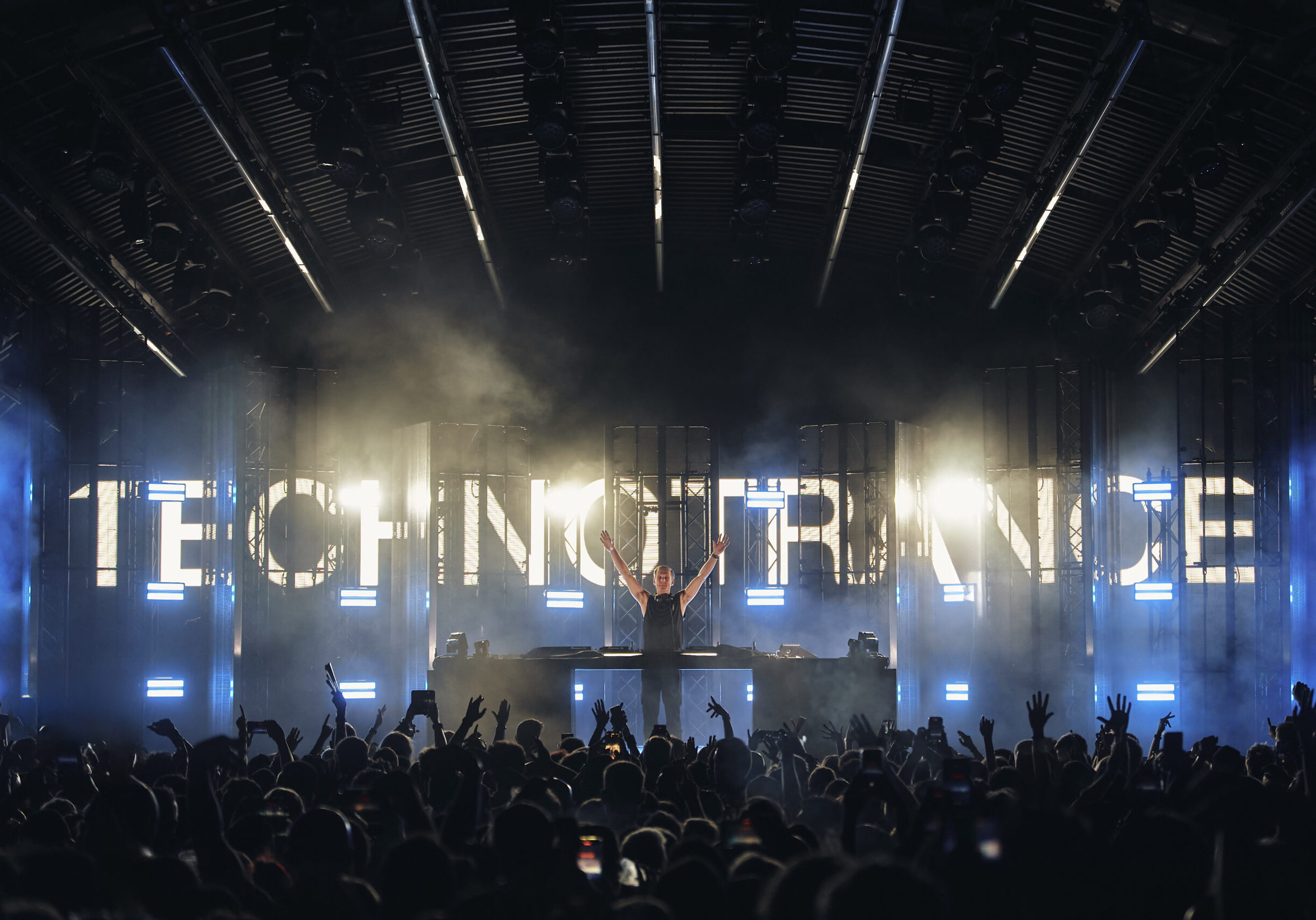 ARMIN VAN BUUREN EXPLORA LA PSICOLOGÍA DE LA PISTA DE BAILE EN UN NUEVO MINI-DOCUMENTAL GRABADO EN [UNVRS]