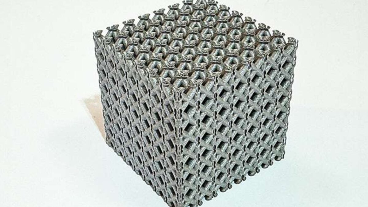 El titanio es cuatro veces más denso que el agua, pero unos ingenieros australianos lograron que flotara incluso después de romperse. El secreto está en una estructura impresa en 3D y rellena de espuma