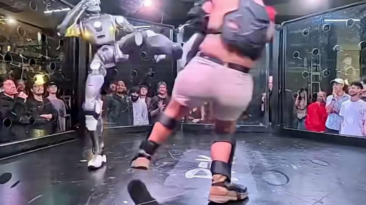 Metieron a un humano en una jaula contra un robot T800 de 75 kilos. Las patadas fueron reales, aunque detrás de la máquina había otra persona