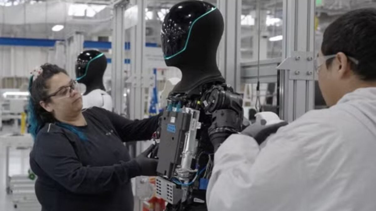 Tesla ya fabrica cientos de Optimus por semana y quiere superar los 1.000 antes de fin de año. El verdadero problema empieza cuando salen de la línea de montaje
