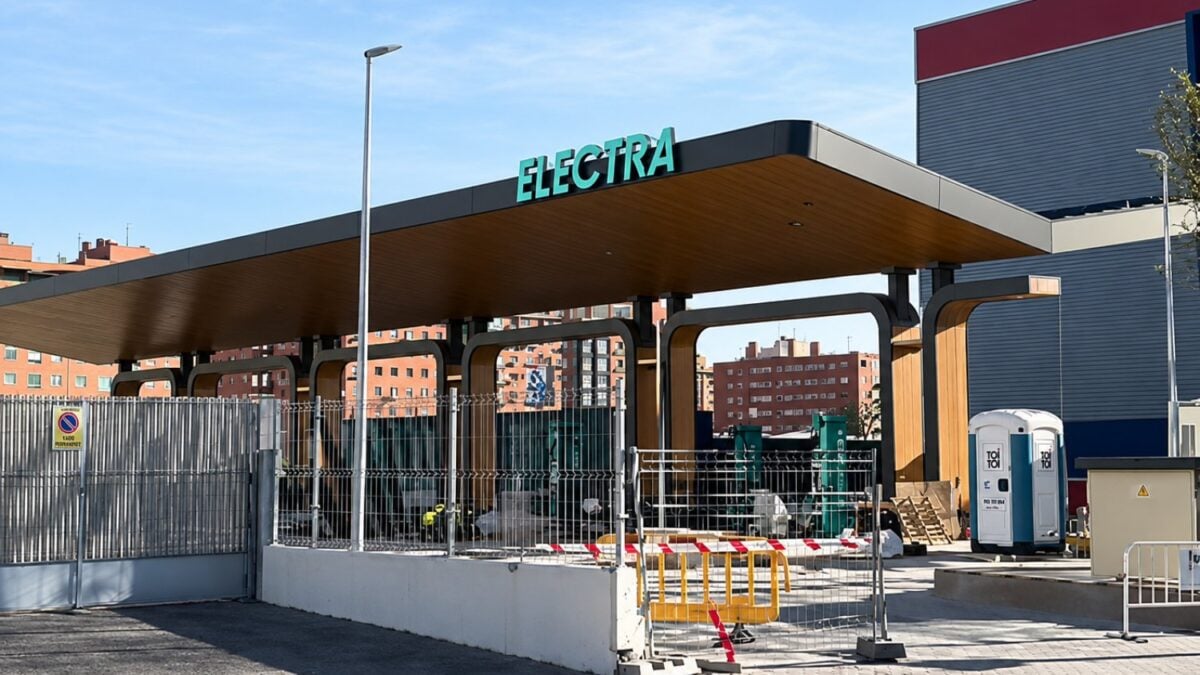 Madrid estrena una electrolinera de 600 kW: 26 coches cargando a la vez y apenas 10 minutos para recuperar autonomía