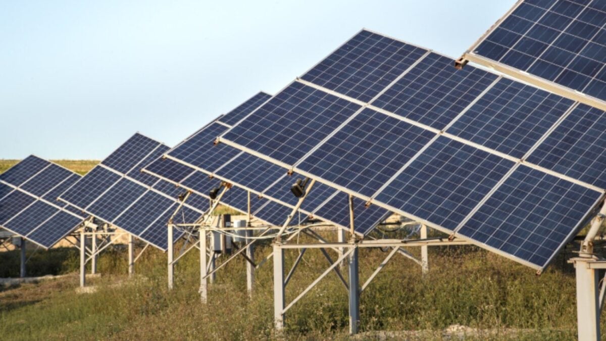 Un electrón sobrecargado dentro de un panel solar normalmente pierde su energía extra en una billonésima de segundo: en este material duró 1.000 veces más