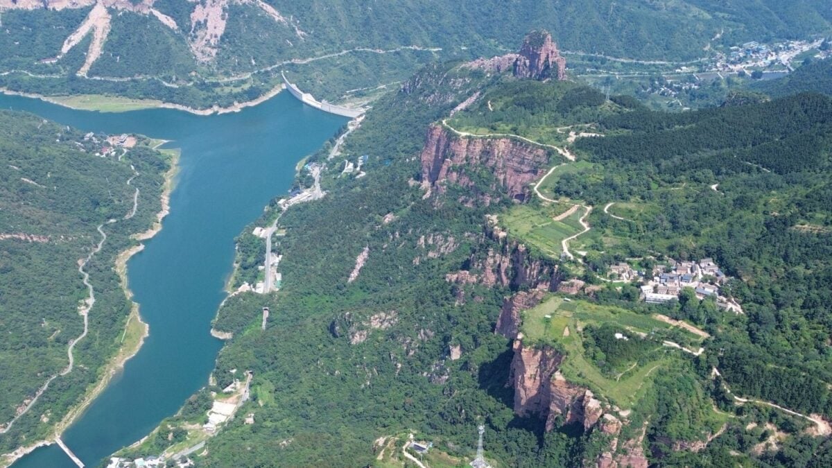China apuntó 27 espejos a una montaña helada para terminar la presa más alta del mundo: 315 metros