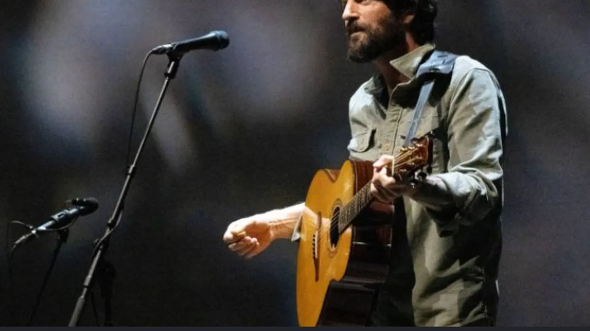 Un reconocido cantante se desplomó en medio del escenario y causó conmoción: el video