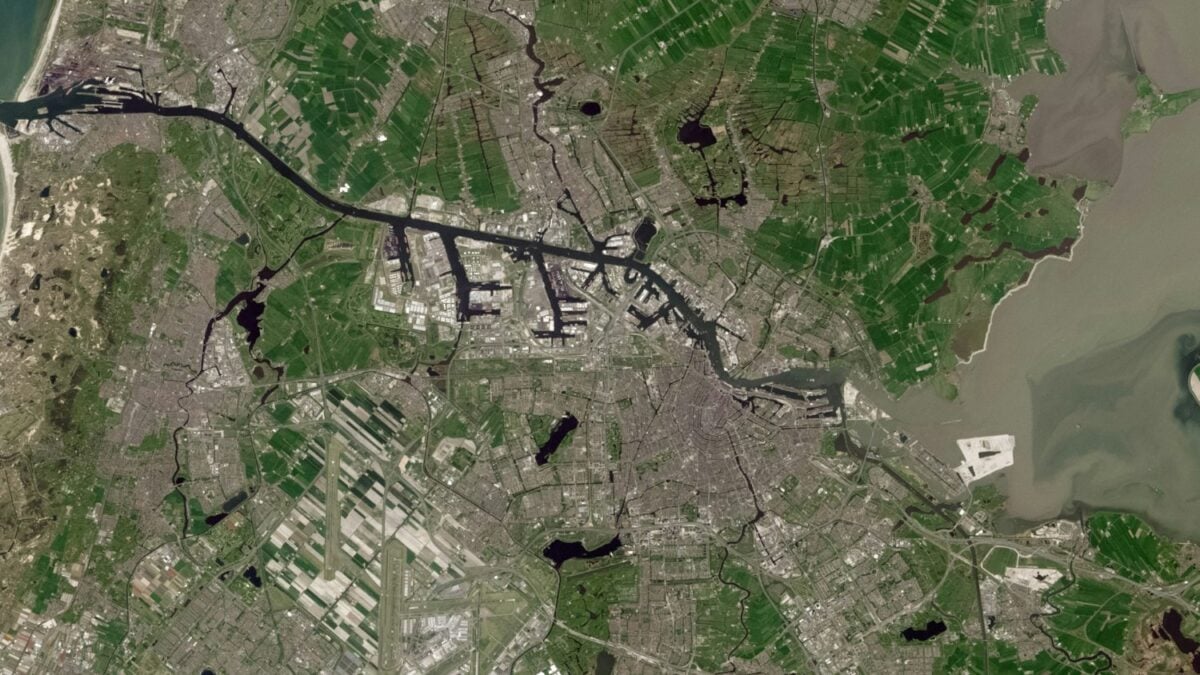 Google Earth duró apenas 24 horas dejando crear imágenes satelitales falsas con IA: alcanzó con una central nuclear inventada en Irán para frenarlo todo