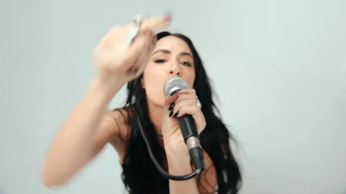 «No voy a jugar a ser idiota»: Lali Espósito reapareció en un provocativo videoclip