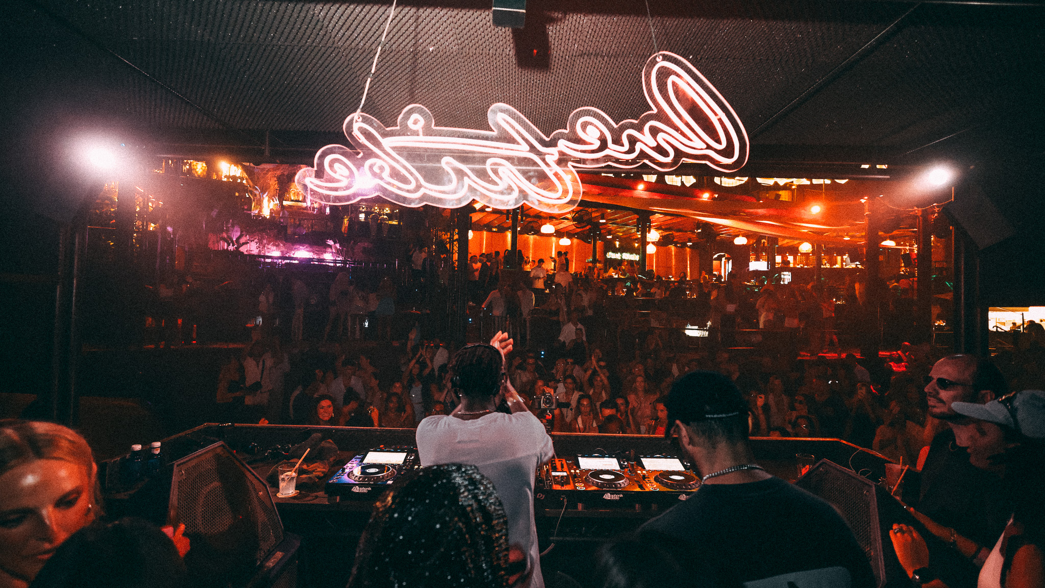 AMÉMÉ cierra su primera residencia de One Tribe en Ibiza y presenta “Chulo”