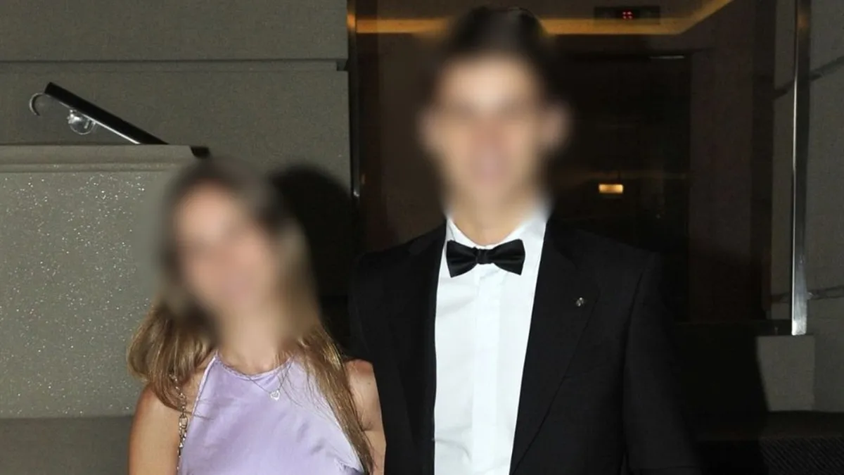 Tiene 21 años, fue parte de un éxito de la TV y ahora está saliendo con la amiga de su exnovia
