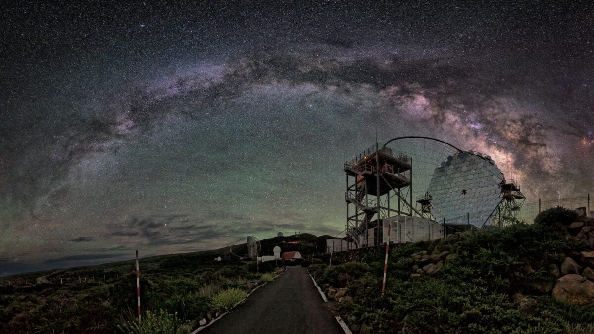 En La Palma han levantado cuatro telescopios de 100 toneladas capaces de girar en 20 segundos. Están hechos para cazar las explosiones más violentas del Universo