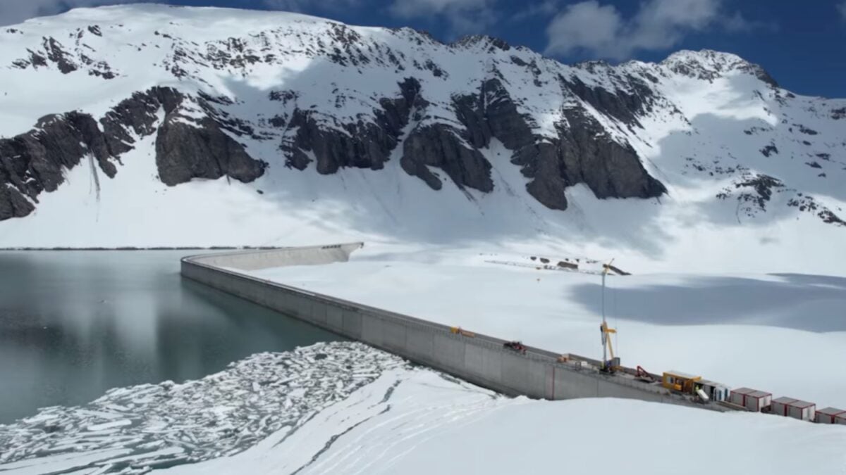 Suiza instaló casi 5.000 paneles solares a 2.500 metros de altura: el lugar parece absurdo hasta que llega el invierno