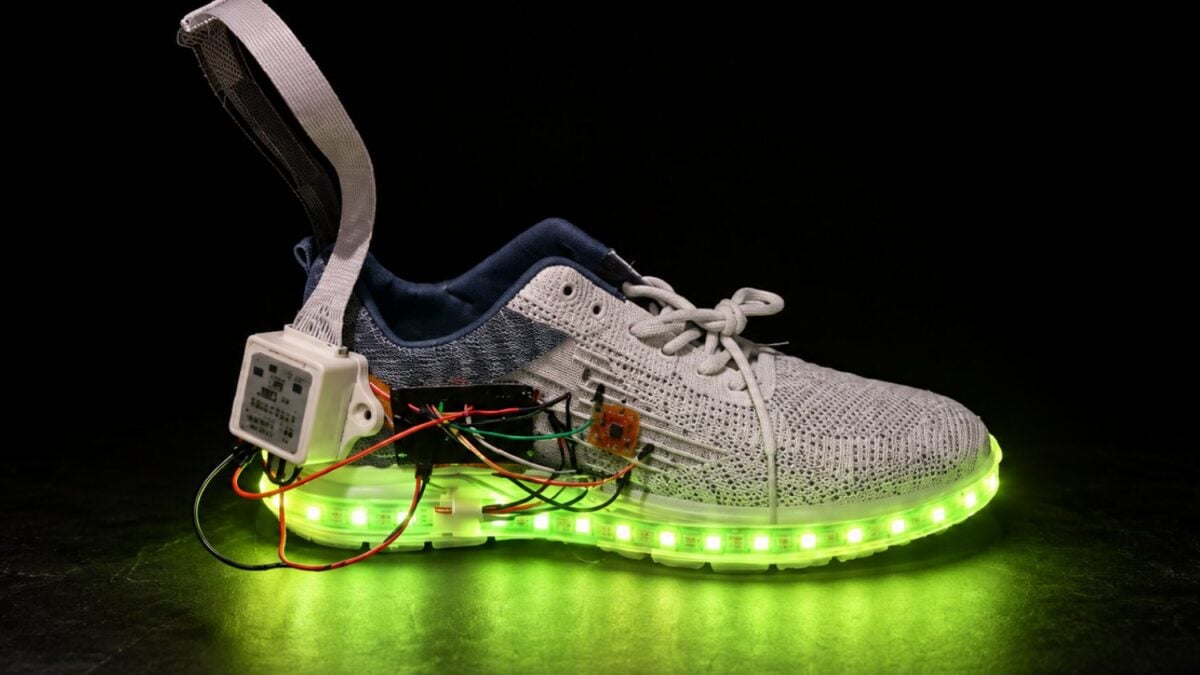 Esta zapatilla inteligente convierte cada pisada en energía y analiza tu forma de caminar