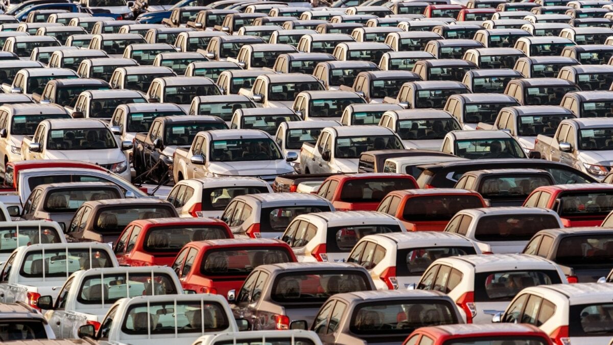 China tiene millones de coches para exportar, pero no suficientes barcos para moverlos